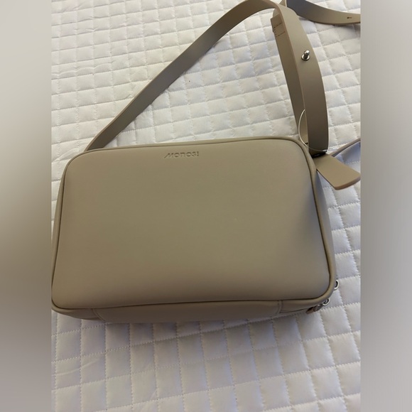 MON15. Metro Crossbody Bag.The Metro Bag securely carries your daily essentials - Picture 5 of 8